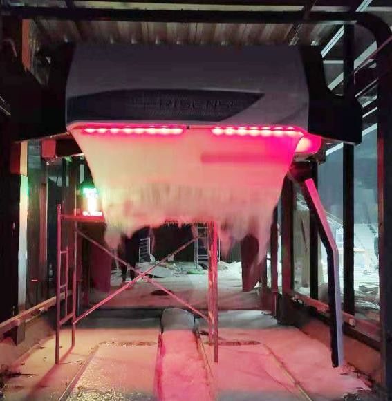 360 équipement de lavage de voiture sans contact avec une puissance de sortie de 42 kW et un système de pulvérisation sans essuie-glace